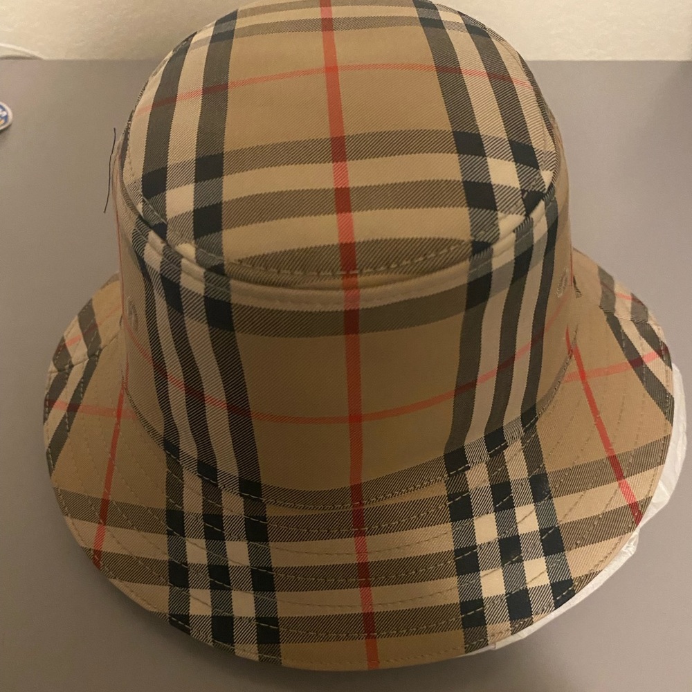 Burberry baby bucket mat 6-9 months